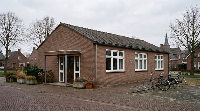 Bakstenen dorpshuis met fietsenrek
